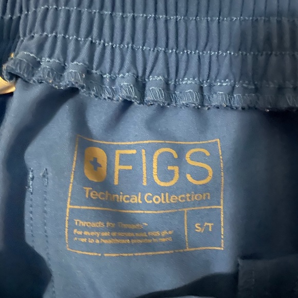 Barely worn figs yola pants - Picture 2 of 3